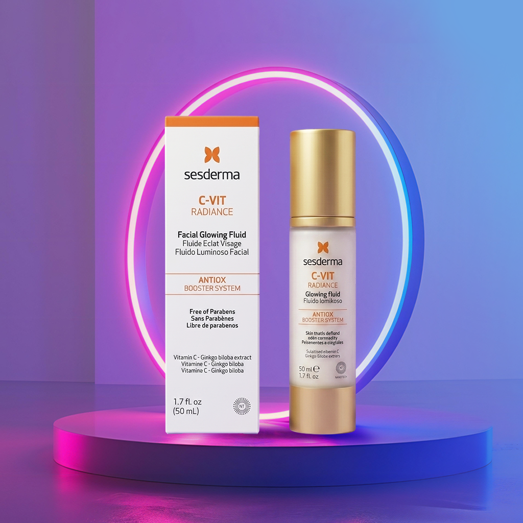 Imagen mujer con producto crema facial c-vit en las manos
